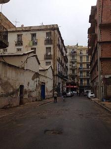 ORAN-Rue du cirque ,au bout Bd du 2eme Zouave . Sur la gauche , la porte bleue ce qui fut l'ecole Montaigne
